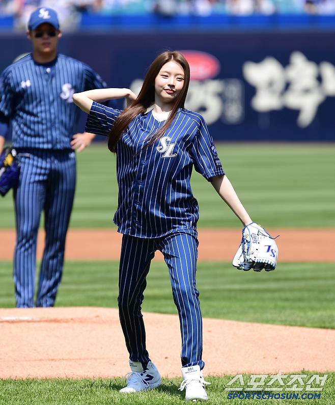 25일 대구 삼성라이온즈파크에서 열린 KBO리그 삼성과 KIA의 경기. 걸그룹 키키 멤버 하음이 시구를 했다. 힘차게 시구하는 하음. 대구=송정헌 기자songs@sportschosun.com/2025.05.25/