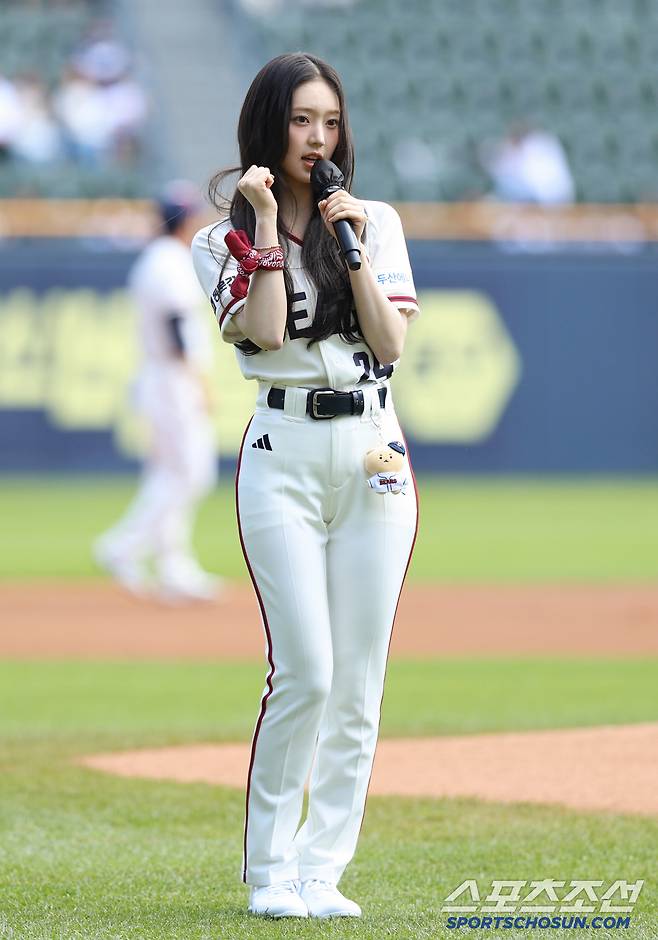 걸그룹 키키(KiiiKiii) 멤버 이솔은 두산 베어스 유니폼을 입고 시구를 위해 잠실구장을 찾았다. <사진 제공=두산 베어스>