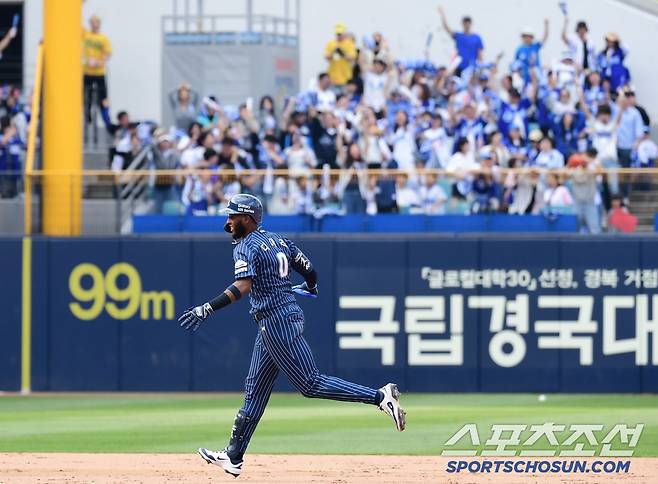 라팍 그라운드를 돌고 있는 디아즈.