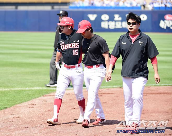 25일 대구 삼성라이온즈파크에서 열린 KBO리그 삼성과 KIA의 경기. 3회 내야땅볼 타구 후 1루를 향해 달리던 박정우가 햄스트링 부상을 당했다. 그라운드를 나서는 박정우. 대구=송정헌 기자songs@sportschosun.com/2025.05.25/