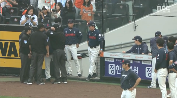 경기 후 심판진에 항의하는 롯데 코치진. ⓒMBC 중계화면 캡쳐