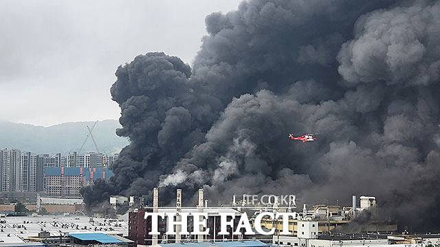17일 오전 7시11분께 광주 광산구 소촌동 금호타이어 광주공장에서 불이 나 신고를 받고 출동한 소방 당국이 불을 끄고 있다. /독자 제공