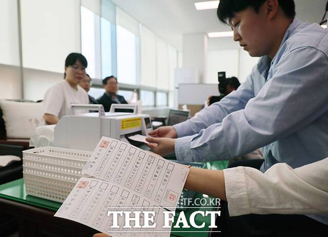 25일 온라인 커뮤니티 등에 따르면 카카오톡 오픈채팅방을 중심으로 '조기 대선에서 부정선거를 막기 위한 투표 방법'이라며 확인되지 않은 낭설이 난무하고 있다. 중앙선거관리위원회(선관위)의 사실과 다르다는 설명에도 윤석열 전 대통령의 부정선거 관련 영화 관람 이후 음모론은 급속도로 확산되고 있다. /박헌우 기자