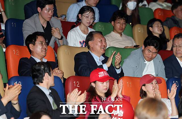 윤 전 대통령은 지난 21일 서울 동대문구의 한 영화관을 찾아 이영돈 PD와 전한길 전 한국사 강사 등이 기획·제작한 '부정선거, 신의 작품인가'를 관람했다. 중앙 왼쪽부터 이영돈PD, 윤 전 대통령, 전한길 전 역사강사. /서예원 기자