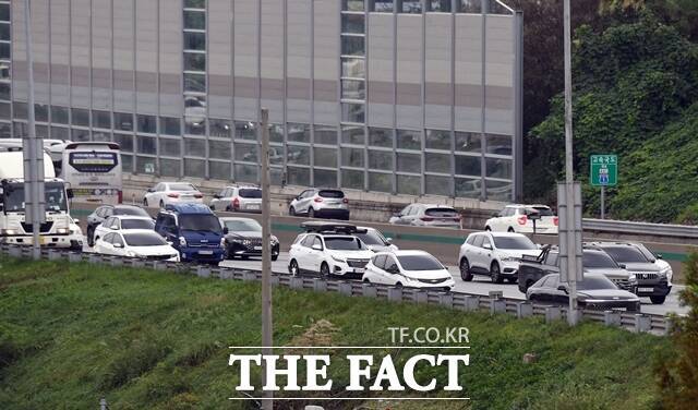 일요일인 25일 맑고 따뜻한 날씨로 고속도로 교통량이 평소보다 증가하겠다. /더팩트 DB