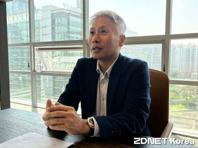 이광후 모니터랩 대표가 지디넷코리아와 인터뷰를 하고 있다. 이 대표는 "회사 설립때부터 글로벌 기업을 꿈꿨다"고 말했다. (사진=유혜진 기자)