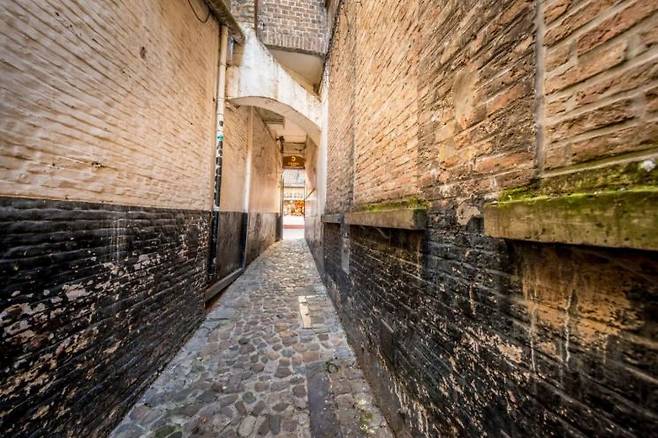 자갈로 포장된 브뤼허시 '데 가레' 구역 뒷골목의 모습. 벨기에 브뤼허 관광청 홈페이지