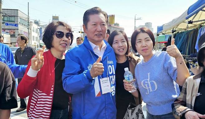 전남 완도군 오일장을 방문한 정청래 더불어민주당 의원이 지역 주민들과 사진을 함께 찍고 있다. 이준경 기자