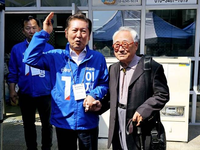 현장에서 한 90세 노신사가 다가와 정 의원의 손을 꼭 잡고 인사하는 모습도 포착돼 눈길을 끌었다. 이준경 기자