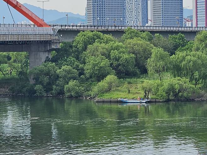 오늘날씨, 맑고 기온 오름세…오후 한때 내륙 소나기=오늘날씨, 내일날씨, 주간날씨 예보 ⓒbnt뉴스= 일요일인 오늘(25일) 날씨는 고기압의 영향으로 전국이 대체로 맑겠으나, 제주도와 남부지방은 오전까지 가끔 구름 많겠다. 기상청 오늘날씨 예보에 따르면 이날 강원 내륙·산지와 경북 북부에서도 오후 한때 소나기가 내리겠다.
