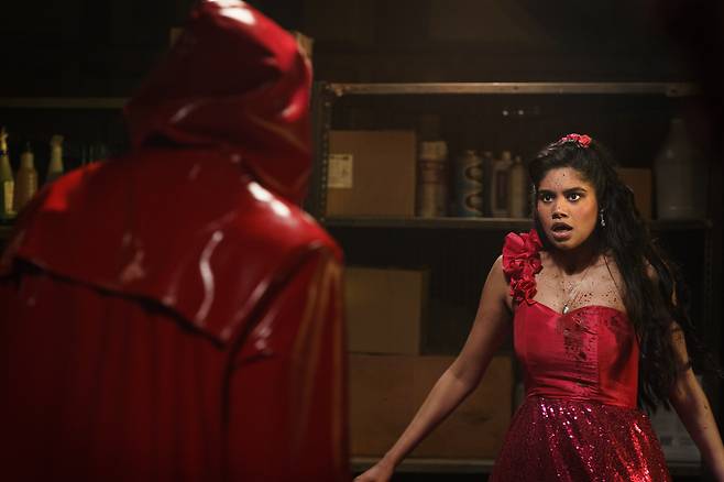 Fear Street: Prom Queen. (L-R) The Killer and Rebecca Ablack as Debbie Winters in Fear Street: Prom Queen. Cr. Sabrina Lantos/Netflix © 2025.