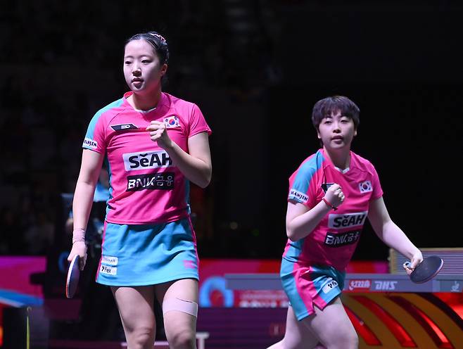 신유빈, 유한나가 24일(현지시간) 카타르 도하 루사일 아레나에서 열린 2025 국제탁구연맹(ITTF) 세계선수권대회 여자복식 4강 소피아 폴차노바(오스트리아) - 베르나데트 소츠(루마니와)과의 경기에서 득점 후 주먹을 쥐어보이고 있다. /사진공동취재단