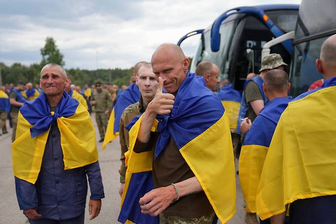 24일 러시아와의 포로교환으로 고국에 돌아온 우크라이나 군인들./ EPA연합뉴스