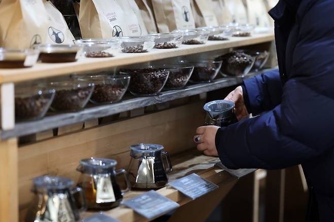 지난 3일 서울 시내 한 커피 전문점에서 고객들이 커피 원두를 고르며 시음하고 있다. 사진은 기사 내용과 관계 없다. / 뉴스1