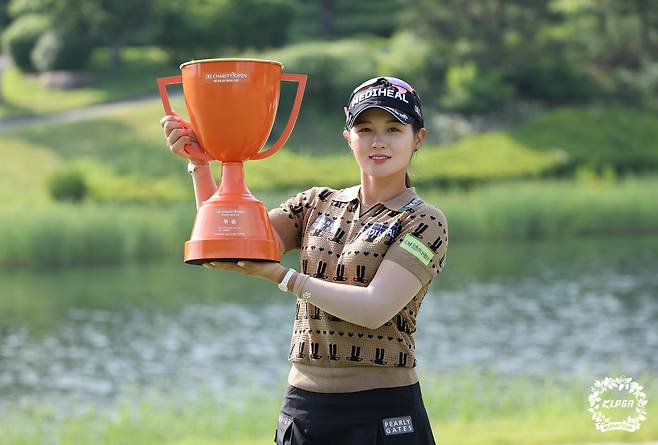 박현경이 25일 경기도 여주 페럼클럽에서 KLPGA 투어 E1 채리티 오픈 우승 트로피를 들고 있다./KLPGA