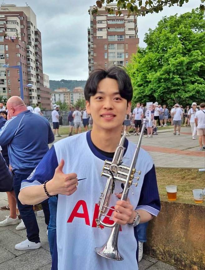 손장원씨는 유로파리그 결승이 펼쳐진 빌바오에서 토트넘 팬들의 스타로 떠올랐다. / 장민석 기자