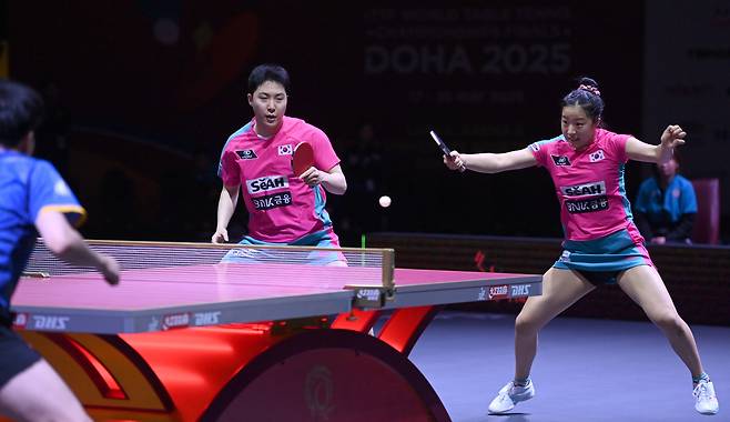 임종훈, 신유빈이 22일(현지 시각) 카타르 도하 루사일 아레나에서 열린 2025 국제탁구연맹(ITTF) 세계선수권대회 혼합복식 8강전, 대만 린윈주 - 정이칭과 경기를 펼치고 있다. /연합뉴스