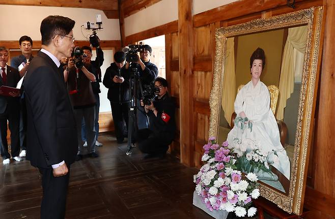 김문수 국민의힘 대통령 후보가 25일 오전 충북 옥천군 박정희 전 대통령의 부인 육영수 여사 생가를 방문, 묵념하고 있다. /뉴스1