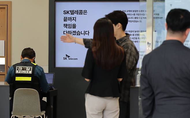 <YONHAP PHOTO-5057> SKT 해킹사태 한달, 대리점 앞에 줄 선 고객 (서울=연합뉴스) 이진욱 기자 = 22일 서울 시내 한 SK텔레콤 공식인증 대리점에서 고객들이 유심 교체를 위해 대기하고 있다. 한편 법무법인 대륜은 이날 기자회견을 열고 다음 주 초 SKT 이용자 1천여명을 대리해 1인당 100만원의 위자료를 지급하라는 소송을 제기할 계획이라고 밝혔다. 2025.5.22 cityboy@yna.co.kr/2025-05-22 14:07:01/<저작권자 ⓒ 1980-2025 ㈜연합뉴스. 무단 전재 재배포 금지, AI 학습 및 활용 금지>