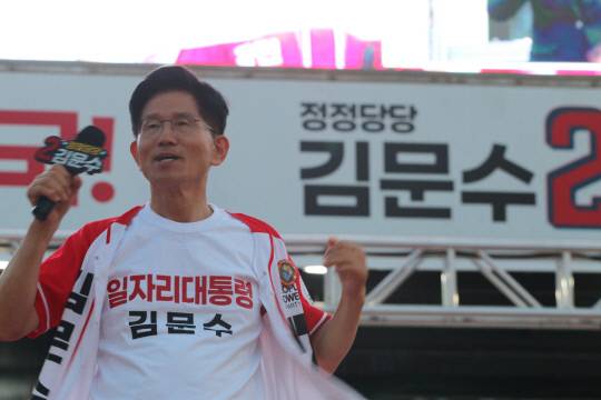 25일 김문수 국민의힘 대선 후보가 온양온천역 광장에서 열린 유세에서 일자리 조끼를 입었다며 연설 중 윗옷을 풀어 헤쳐 보이고 있다. 윤평호 기자