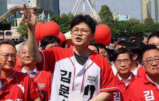 국민의힘 한동훈 전 대표가 25일 서울 송파구 일대에서 김문수 대선 후보 지원유세에 나서고 있다. 연합뉴스