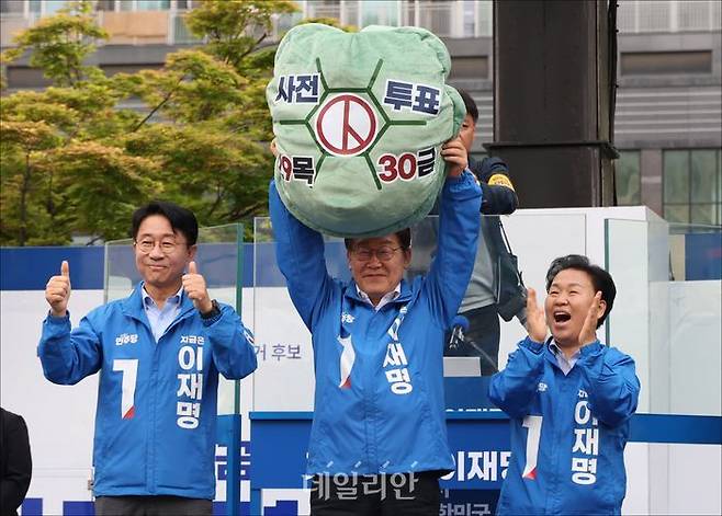 이재명 더불어민주당 대선 후보가 24일 오후 경기 시흥시 배곧 아브뉴프랑 센트럴 광장에서 열린 시흥시 유세에서 '거북이 인형'을 치켜들며 유권자들에게 사전투표를 호소하고 있다. ⓒ데일리안 홍금표 기자