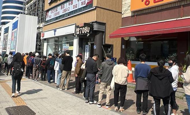 4월 28일 서울 송파동의 한 SK텔레콤 직영점에서 유심을 교체하려는 고객들이 길게 줄지어 서있다.ⓒ데일리안 이주은 기자