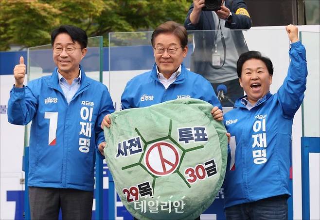 이재명 더불어민주당 대선 후보가 지난 24일 오후 경기 시흥시 배곧 아브뉴프랑 센트럴 광장에서 열린 시흥시 유세에서 조정식·문정복 의원과 사전 투표 지지를 호소하고 있다. ⓒ데일리안 홍금표 기자