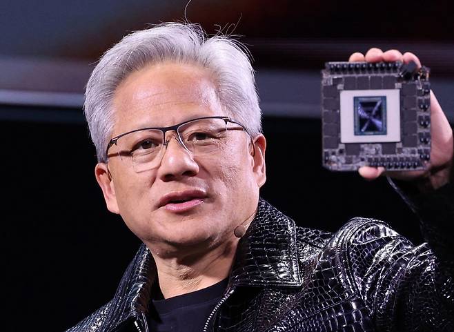 신간 ‘엔비디아 젠슨 황, 생각하는 기계’의 저자는 젠슨 황이 연설 직전 발을 앞뒤로 흔들고 말이 빨라지며 초조해한다고 했다. 카리스마 넘치는 연설가로 알려진 황도 무대 뒤에서는 관객을 지루하게 만들까 두려워하며, 이런 불안감이 강렬한 퍼포먼스를 만든다는 것이다. 라스베이거스=뉴스1