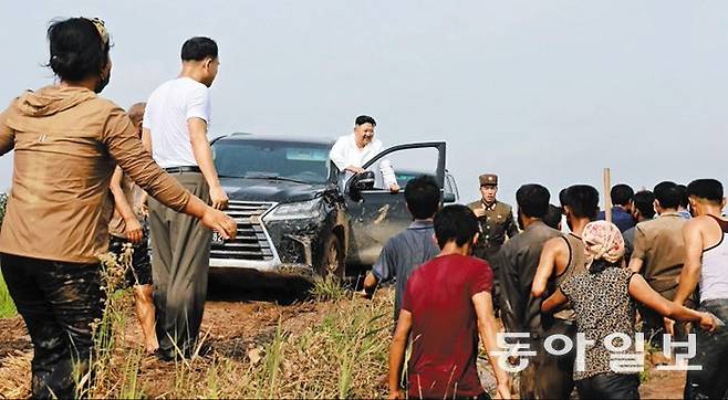 2020년 8월 김정은은 직접 일제 렉서스 승용차를 운전해 황해북도 은파군 대청리 수해 피해 현장을 찾았다. 동아일보 DB