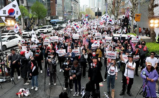 19일 서울 서초구 교대역 인근에서 윤석열 대통령의 복귀를 요구하는 2030의 ‘윤어게인(YOON AGAIN)’ 집회가 열리고 있다. 2025.04.19. [서울=뉴시스]