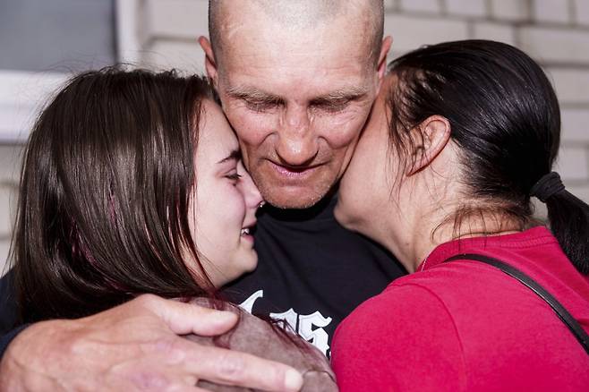 24일(현지 시간) 우크라이나 체르느히우 지역에서 러시아와 우크라이나 간 포로 교환으로 석방된 한 우크라이나 군인이 가족과 눈물로 재회하고 있다. 양국은 지난 23일 장소가 알려지지 않은 곳에서 각각 390명의 포로를 교환했으며 이중 민간인 120명도 포함된 것으로 알려졌다. 2025.05.25.[체르느히우=AP/뉴시스]