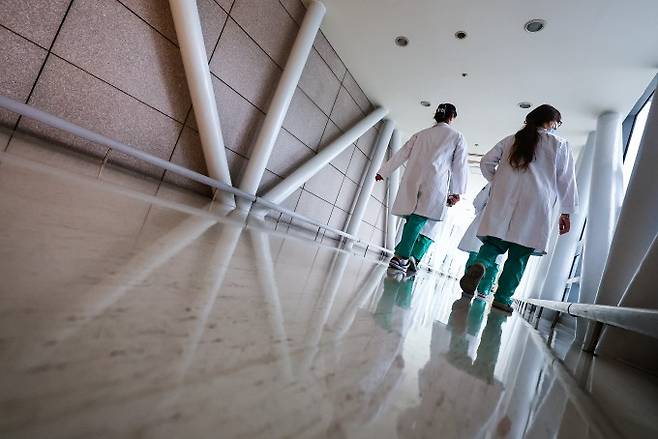 한 대학병원에서 의료진이 이동하고 있다. 연합뉴스 제공.