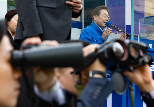 이재명 더불어민주당 제21대 대선후보가 24일 경기 시흥시 배곧아브뉴프랑센트럴광장에서 열린 유세에서 삼엄한 경호를 받으며 연설하고 있다.<공동취재·연합뉴스 사진>