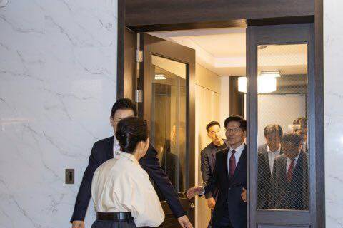 김문수 국민의힘 제21대 대선후보가 5월24일 대구 달성군 박근혜 전 대통령 사저로 예방해, 마중 나온 박 전 대통령을 만나고 있다.<국민의힘 제공·연합뉴스 사진>