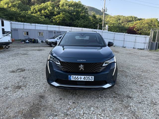 전면부에는 사자의 송곳니를 형상화한 시그니처 주간주행등이 적용됐다.