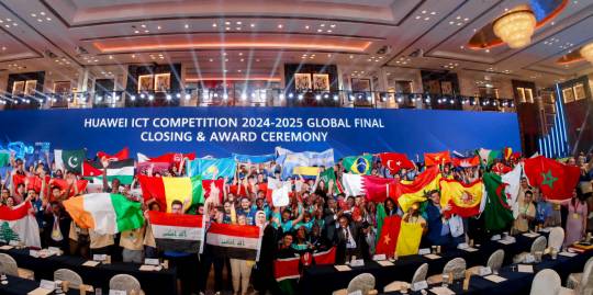 24일 중국 광둥성 선전시 푸티안 샹그릴라 호텔에서 열린 '화웨이 ICT 경진대회' 글로벌 결선 수상자들이 기념사진을 찍고 있다. 화웨이 제공