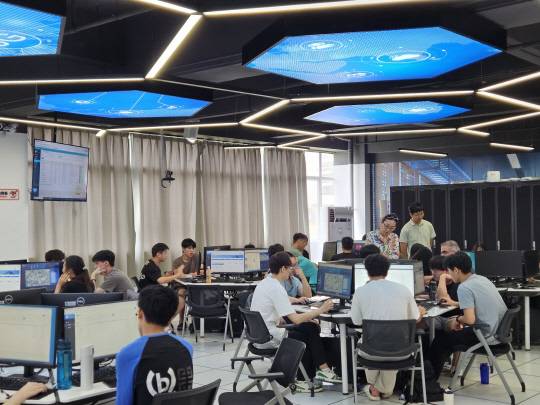 23일 중국 광둥성 선전의 선전직업기술대에서 학생들이 '5G 모바일 커뮤니케이션 실험실'에서 강의를 듣고 있다. 김나인 기자