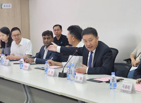 송룽 선전직업기술대 전자통신공학원 원장이 미디어 및 교수진과 대화에서 교육 커리큘럼을 소개하고 있다. 김나인 기자