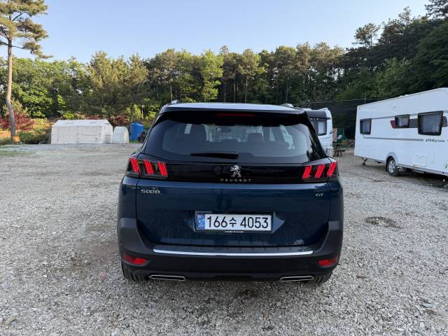 사자의 발톱 자국에서 영감을 받은 3D LED 리어램프가 적용된 후면부.