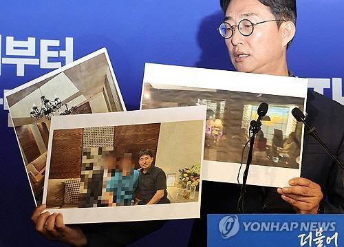 노종면 더불어민주당 선대위 대변인이 19일 서울 여의도 당사에서 "윤석열 전 대통령의 내란 혐의 사건 재판장인 지귀연 서울중앙지법 부장판사가 유흥업소에서 접대받았다"라는 의혹을 제기하며 관련 사진을 공개하고 있다.  [연합뉴스]