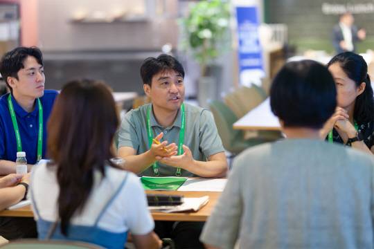 ICT이노베이션스퀘어 교육 프로그램에 참여한 멘토들이 자립준비청년들과 간담회를 갖고 있다. NIPA 제공