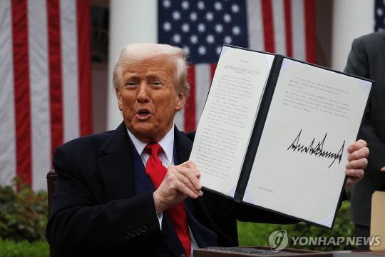 도널드 트럼프 미국 대통령이 상호관세 부과 계획을 발표하고 있다. 로이터 연합뉴스