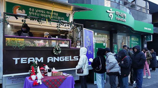 하나은행은 일요영업점을 방문한 외국인 근로자들을 위해 연말연시를 맞아 따뜻한 음료와 붕어빵을 제공하는 커피차 이벤트를 진행하고 있다. 지난 22일 하나은행 평택외국인센터지점에서 열린 커피차 이벤트. 사진제공=하나은행 2024.12.23