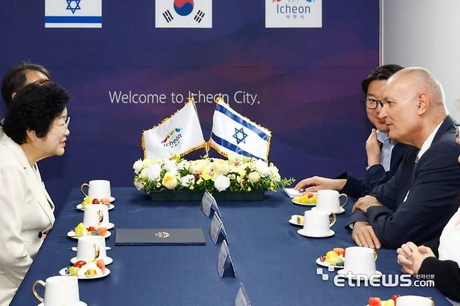 김경희 이천시장(왼쪽)과 라파엘 하르파즈 주한 이스라엘 대사가 최근 이천 청미천 드론 비행장에서 간담회를 가졌다.