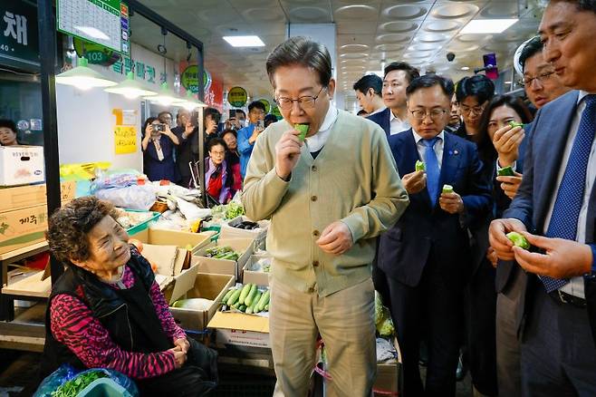 민심을 청취하는 '경청 투어'에 나선 이재명 더불어민주당 대선후보가 6일 충북 옥천군 옥천공설시장에서 무를 구매하고 있다. (공동취재) /사진=뉴시스화상