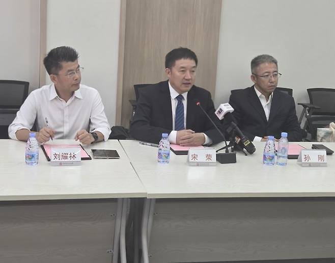 송룽 선전직업기술대 전자통신공학원장(가운데)이 지난 23일 선전직업기술대를 찾은 전 세계 취재진을 상대로 간담회를 열고 있다. 사진=구자윤 기자