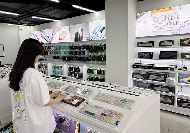 고객이 노브랜드 동대문 장안점에 들어선 타건숍에서 키보드를 둘러보고 있다. 이마트 제공