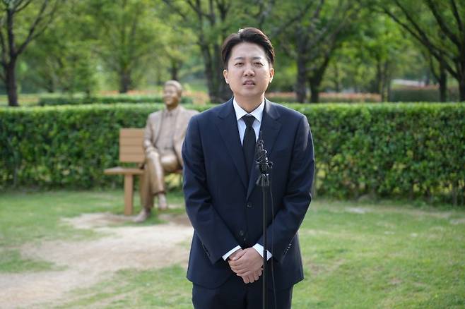 이준석 개혁신당 대선 후보가 지난 23일 경남 김해 노무현 전 대통령 묘역을 참배 후 취재진 질문에 답하고 있다. 개혁신당 제공