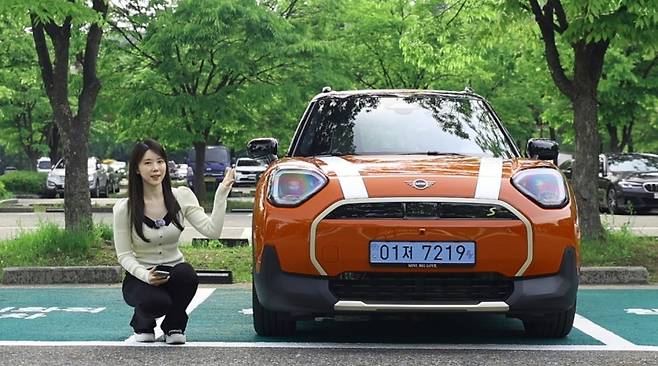 김예솔 아나운서가 미니 에이스맨 옆에서 포즈를 취하고 있다. 사진=이병주 피디